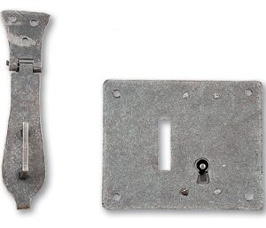 Serrure de coffre avec émerillon en fer forgé