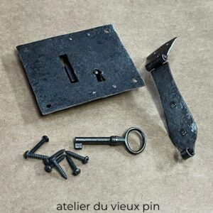 Serrure de coffre avec émerillon en fer forgé