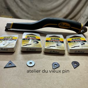 Le grattoir ergonomique avec lames de carbure profilées et interchangeables. 04616