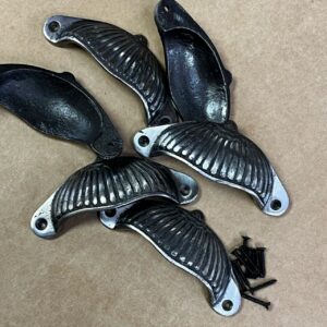 Poignée coquille en fonte avec motif ligné