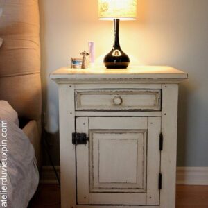 Table de chevet avec tiroir et porte
