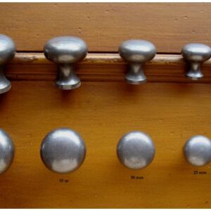 Bouton en fer au fini étain ou noir mat