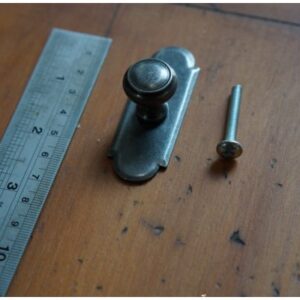 Bouton sur plaquette décorative en etain