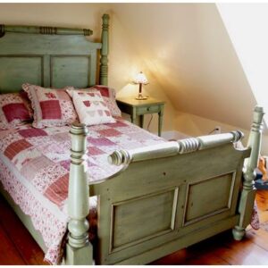 Lit double à poteaux tournés