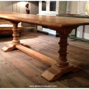 Table de style à deux pieds tournés