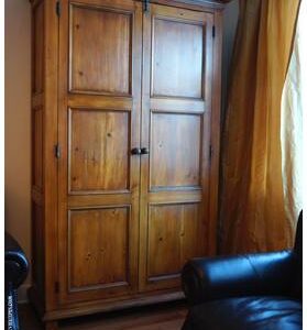 Armoire sur mesure en pin de 82''