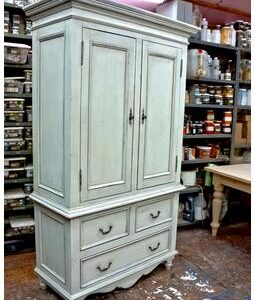 Grande armoire de style Francaise de 80''