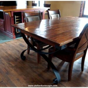 Table de salle à manger avec base en fer forgé
