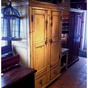 Armoire antique en pin de 72 ''