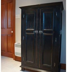 Armoire noir antique en pin de 58 ''