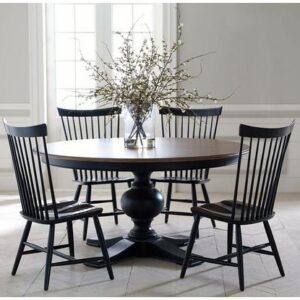 Table ronde de grand format et chaises de style