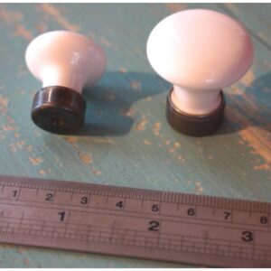 Bouton en porcelaine blanche de Limoges avec base de métal poli