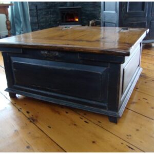 Coffre à panneaux soulevés