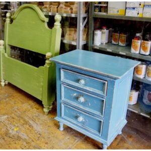 Table de nuit avec trois tiroirs