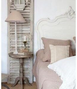 Table de chevet avec pied tourné