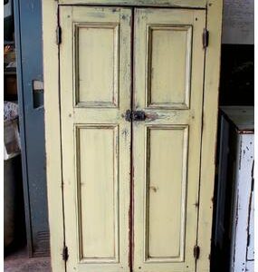 Armoires à la peinture au lait
