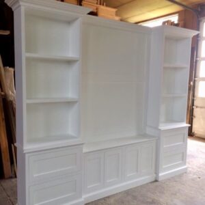 Unité mural Blanche avec TV à son centre