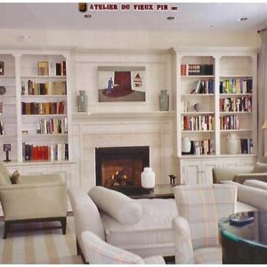 Unité mural blanche avec foyer à son centre