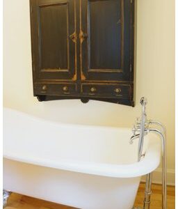 Armoire en pin deux portes au mur