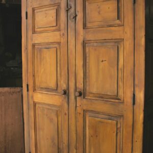 Armoire en pin massif patiné